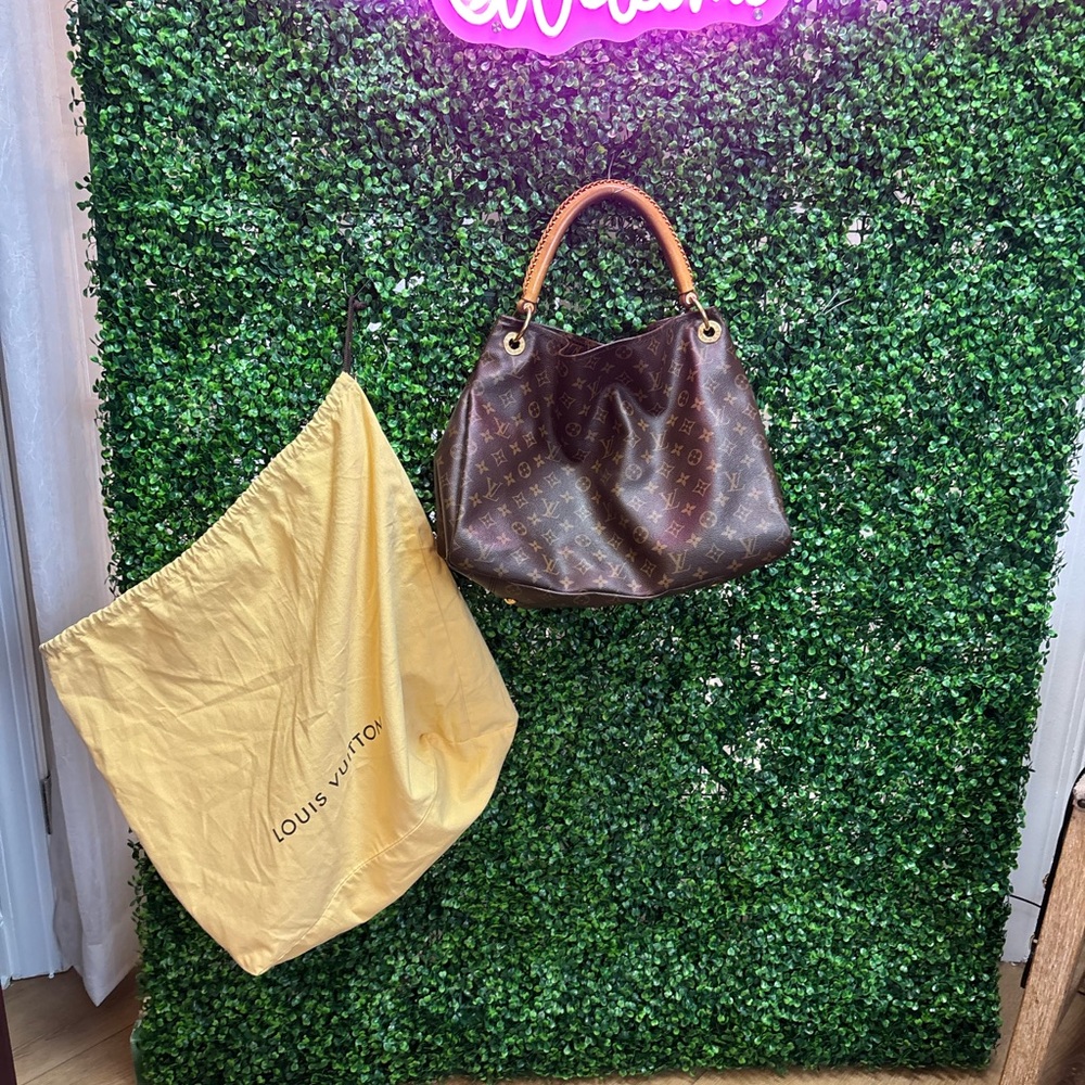 Louis Vuitton Brown Artsy MM Bag with Monogram